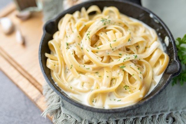 Unveiling the Truth: Is Clam a Common Ingredient in Alfredo Sauce?